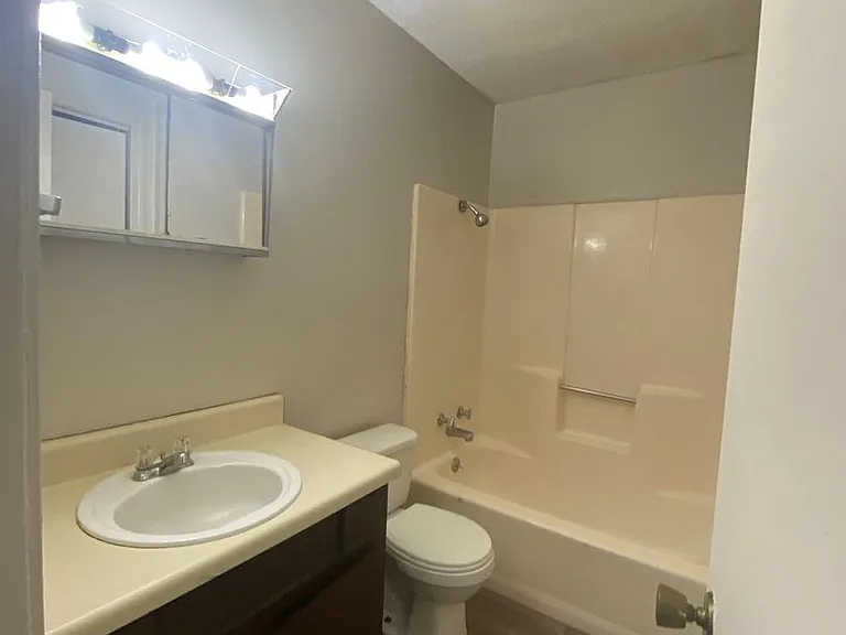 106 Vaucluse Dr — Photo 5