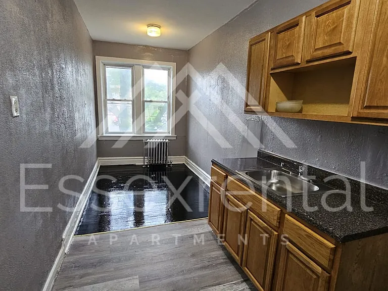 160 Grumman Ave — Photo 1