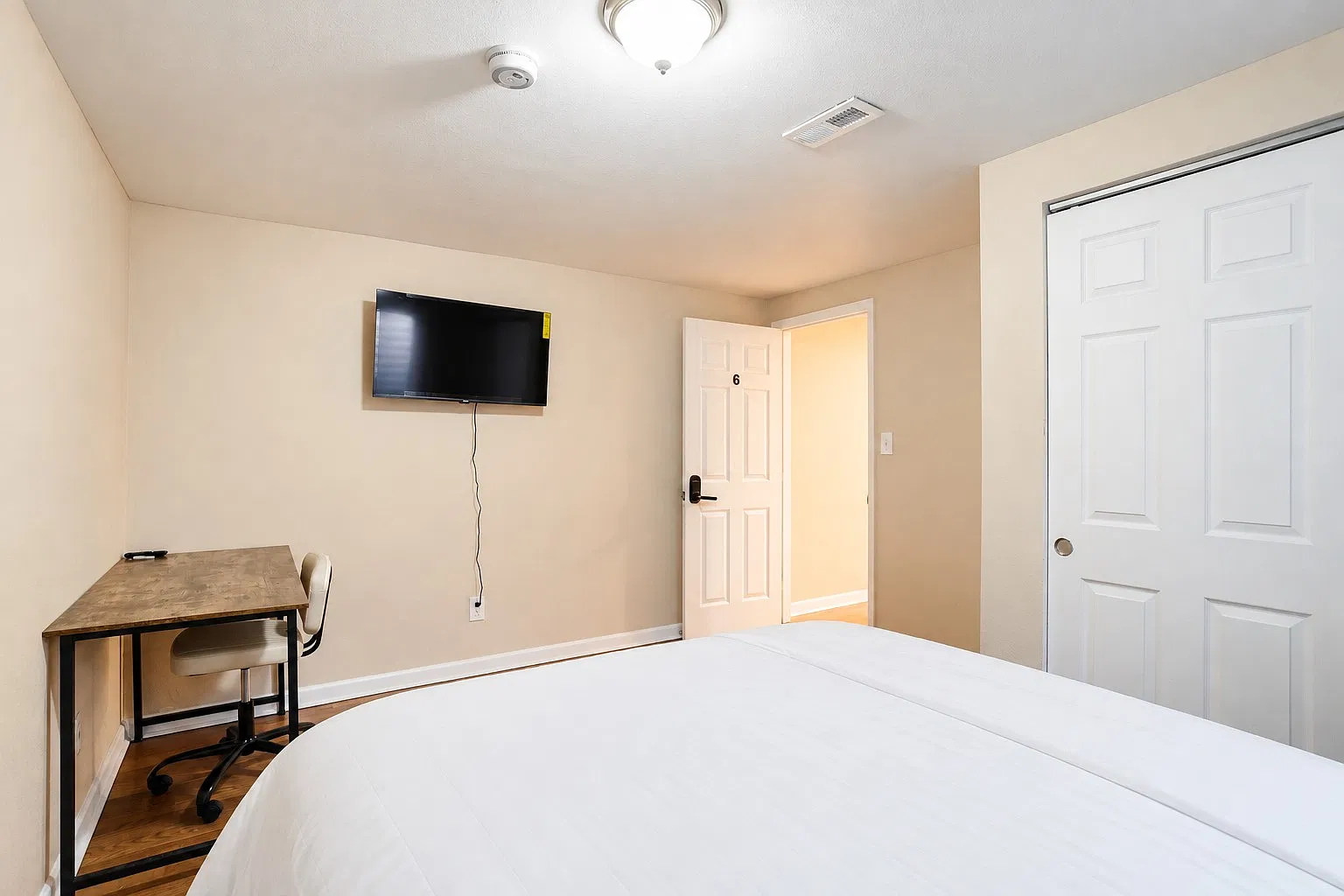6 bed, 2.0 bath, 1086 sqft, $595 — Photo 2