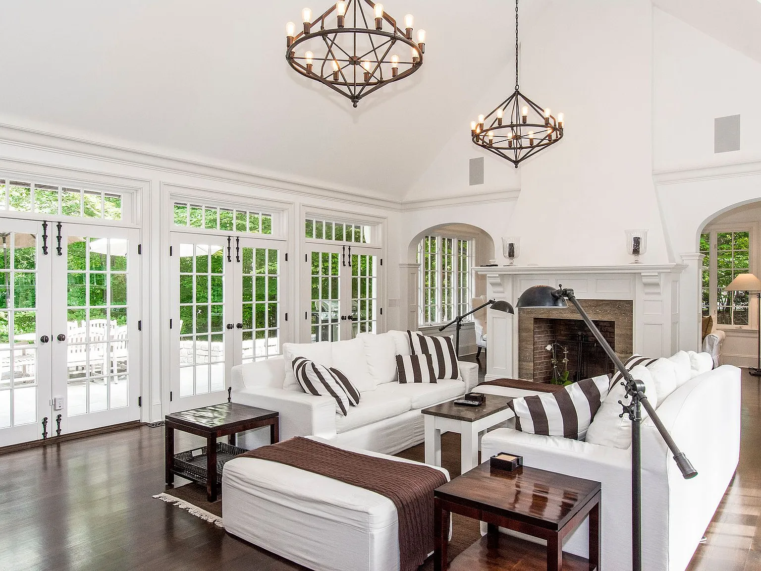 5 bed, 4.5 bath, 4500 sqft — Photo 1