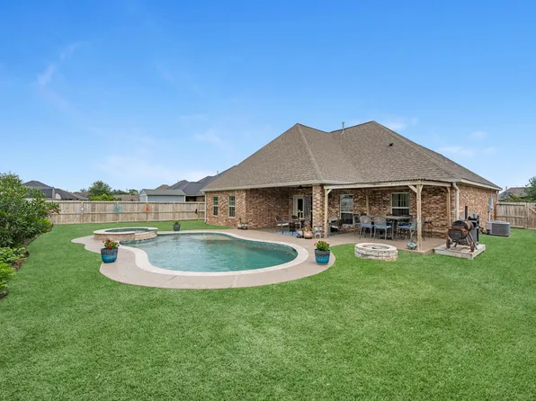 305 Poppy St, Lake Jackson, TX 77566