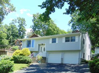 28 Lake Dr N, New Fairfield, CT 06812