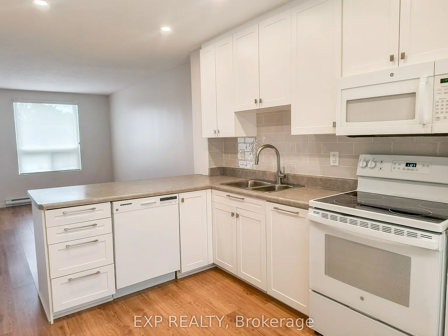 3 bed, $2,595 — Photo 3