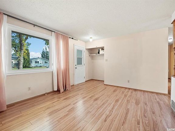 3rd image of 348 McMaster Cres