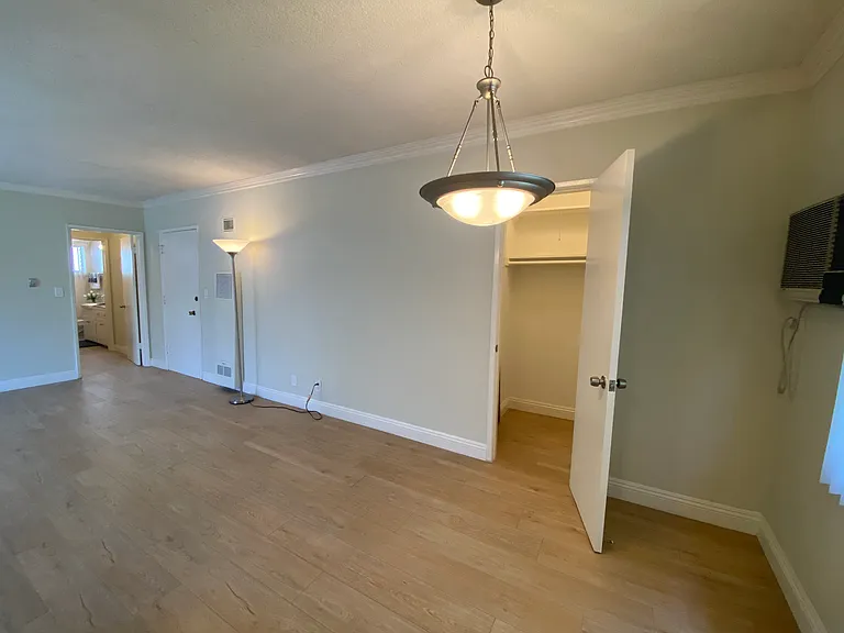 122 N Wetherly Dr #5 — Photo 10