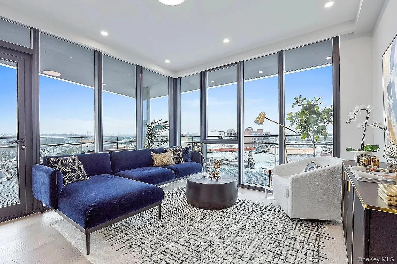 2 bed, 2.0 bath, 738 sqft, $4,200 — Photo 2