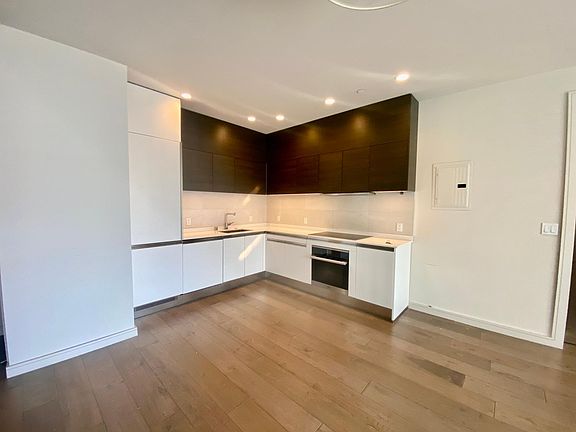 2nd image of 600 S Van Ness Ave #302