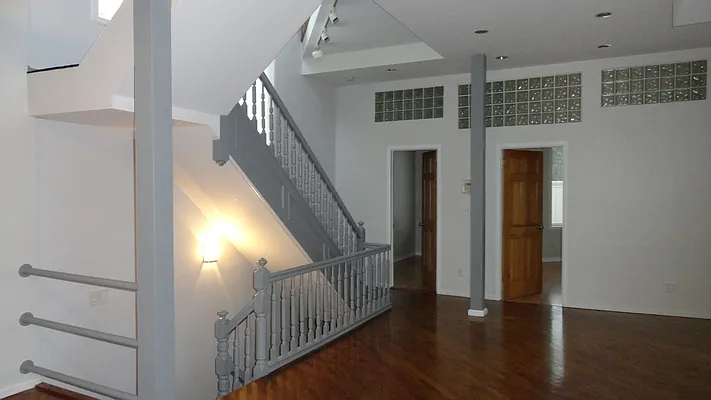 Rented by Halvatzis Realty | media 3