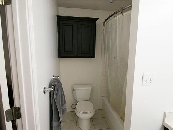 4th image of 1527 Clover Ln