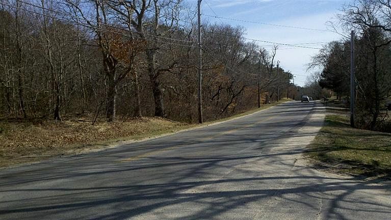 2nd image of 172 Great Neck Rd N