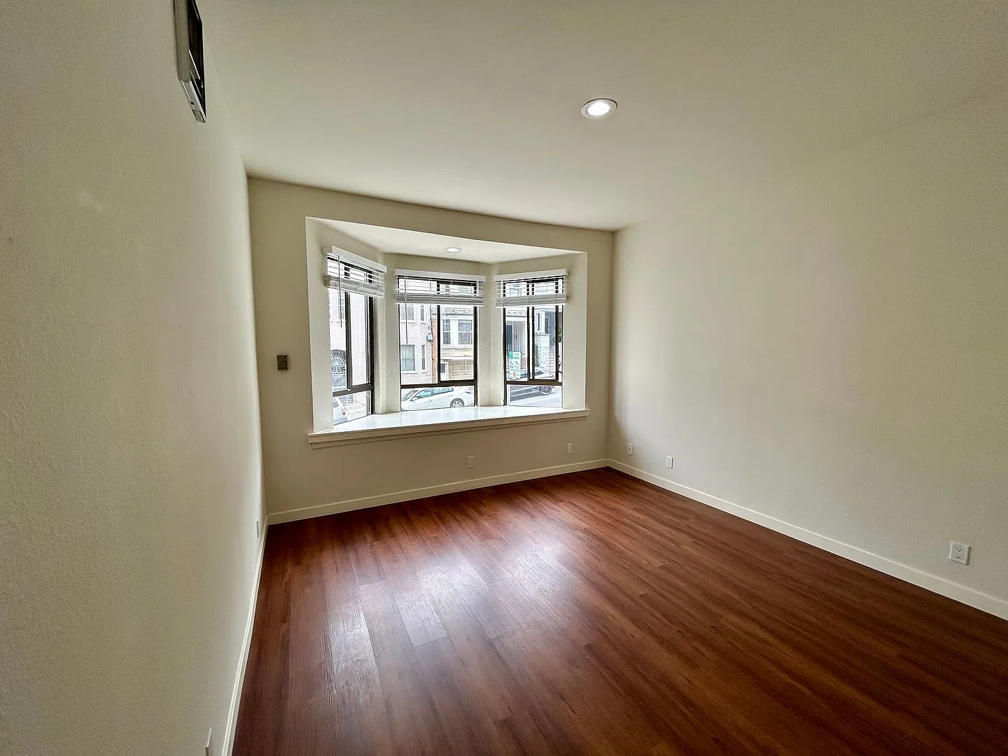Renovated 1-Bedroom Apartment in Prime Nob Hill Location — Photo 3