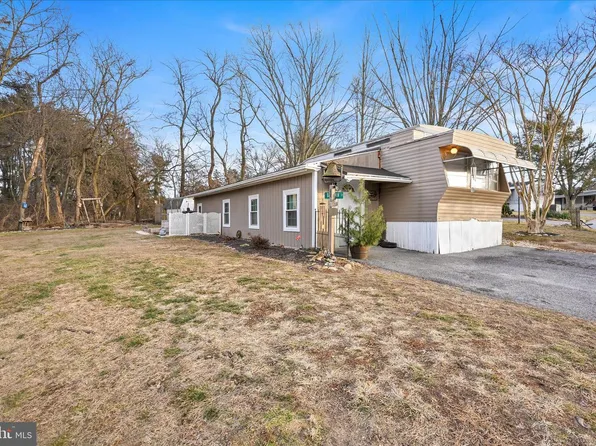 737 Lake Dr, Mount Wolf, PA 17347