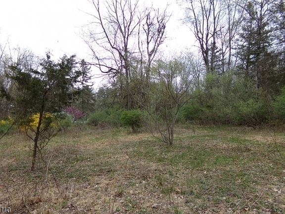 3rd image of 8 Hill Rd