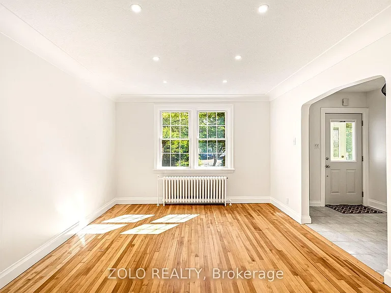 392 Piccadilly Ave N — Photo 5