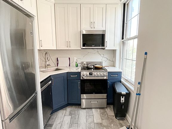 2nd image of 121 Norfolk St #5