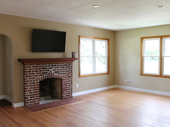 living room w/hardwood