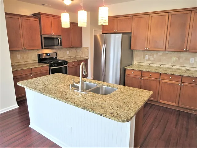 4 bed, 2.5 bath, 2182 sqft, $2,520 — Photo 2