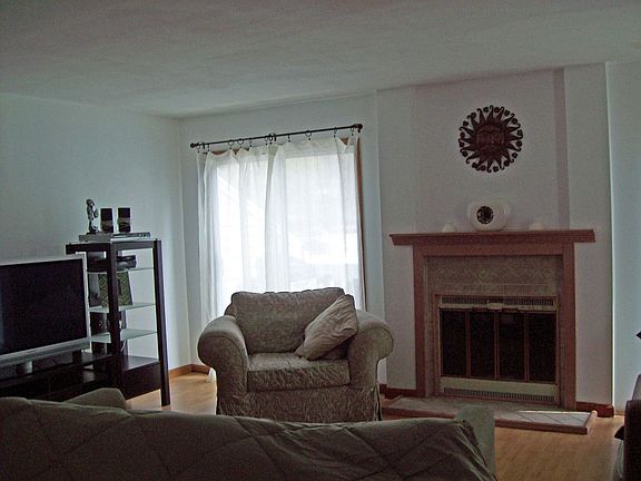 Living room w/ fireplace