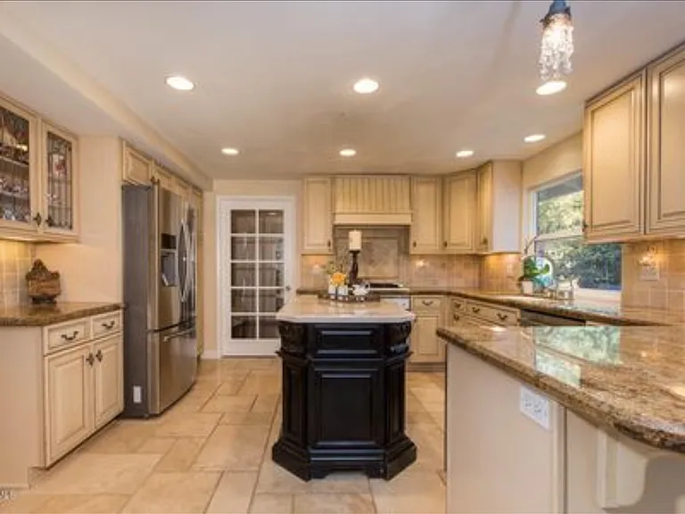 1314 Lamont Ave — Photo 5