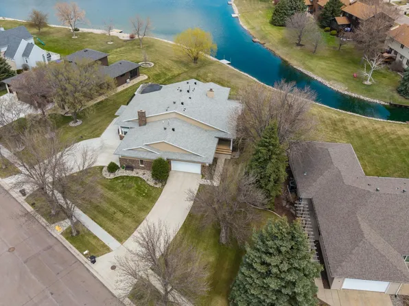 2721 30th Ave S, Fargo, ND 58103