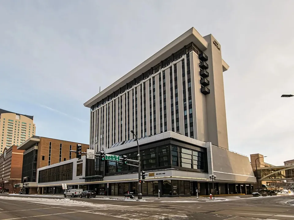220 Broadway Ave S #908
