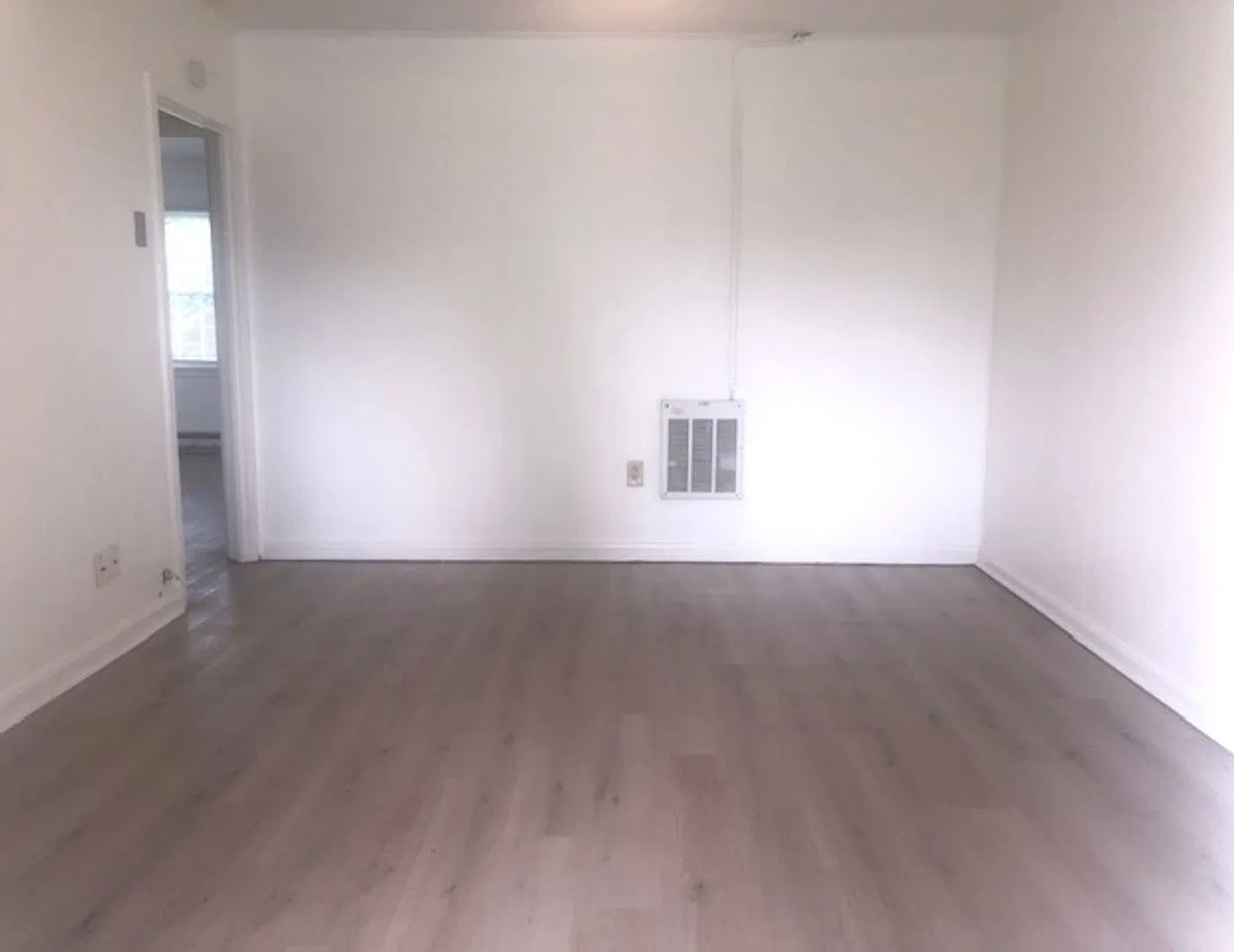 One Bedroom One Bathroom Home in St. Albans — Photo 4