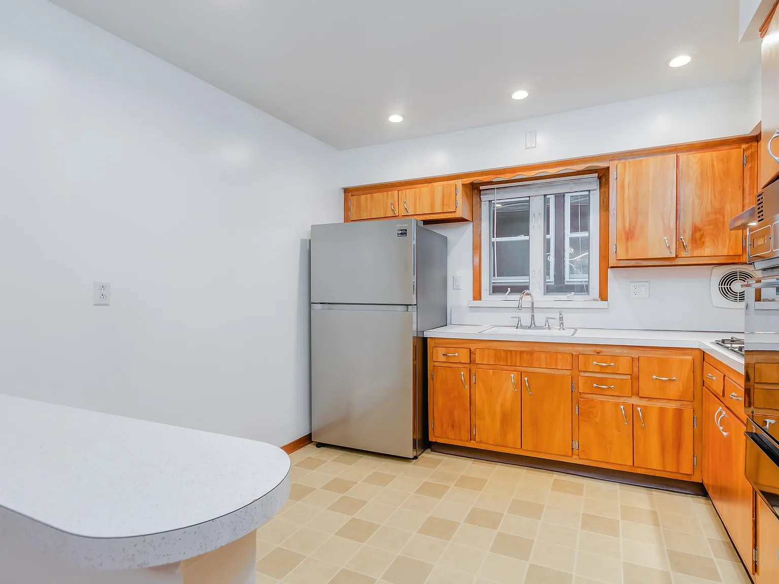 3 bed, 1.0 bath, $2,300 — Photo 4
