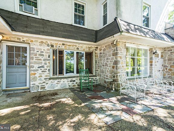 3rd image of 800 E Cathedral Rd #2