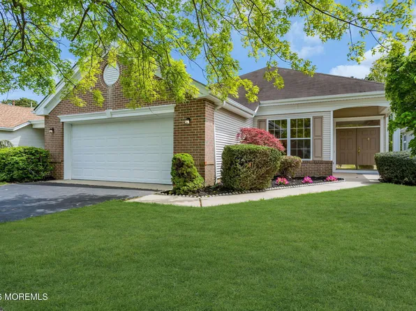 24 Greenways Lane, Lakewood, NJ 08701