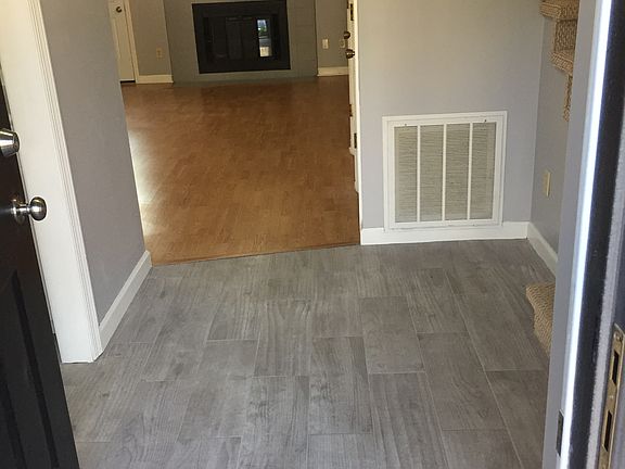 3rd image of 406 Amanda Cir