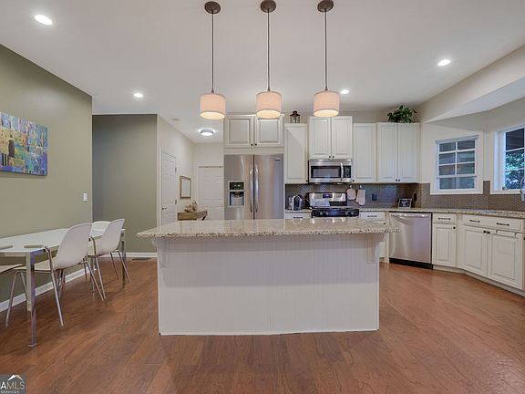 3rd image of 160 Windview Pl