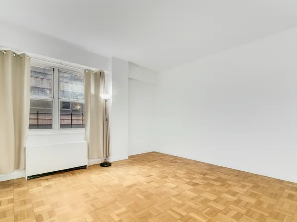 321 East 48th Street image 4 of 8