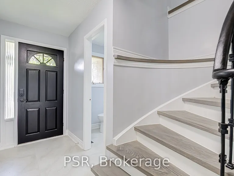 166 Adele Cres — Photo 8