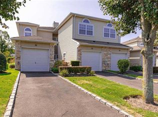 35 Windwatch Dr, Hauppauge, NY 11788