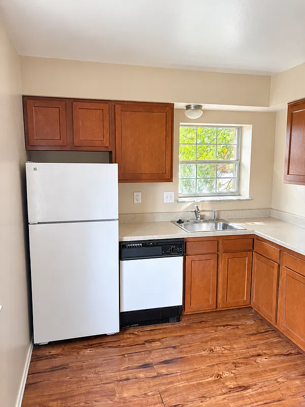 2 bed, 1.0 bath, 900 sqft, $1,050 — Photo 2