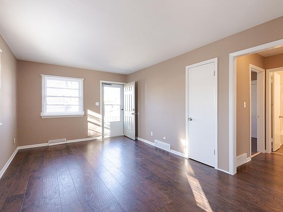 Open design and easy flow between Livingroom and Kitchen.
