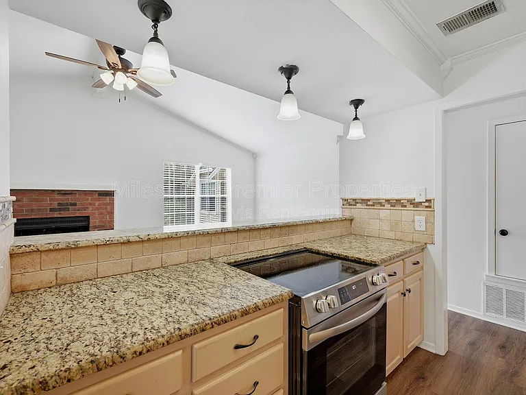 914 W Washington St #F — Photo 13