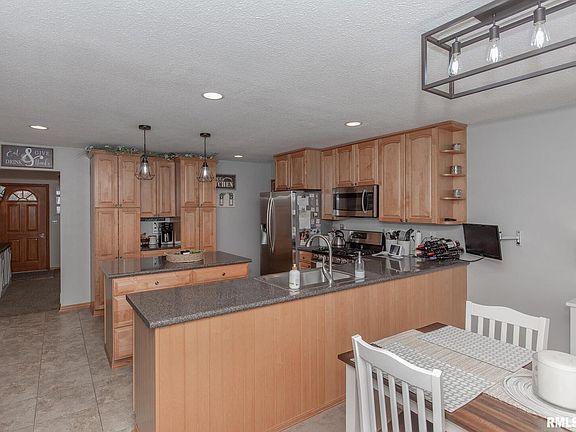3rd image of 2230 Waveland Dr