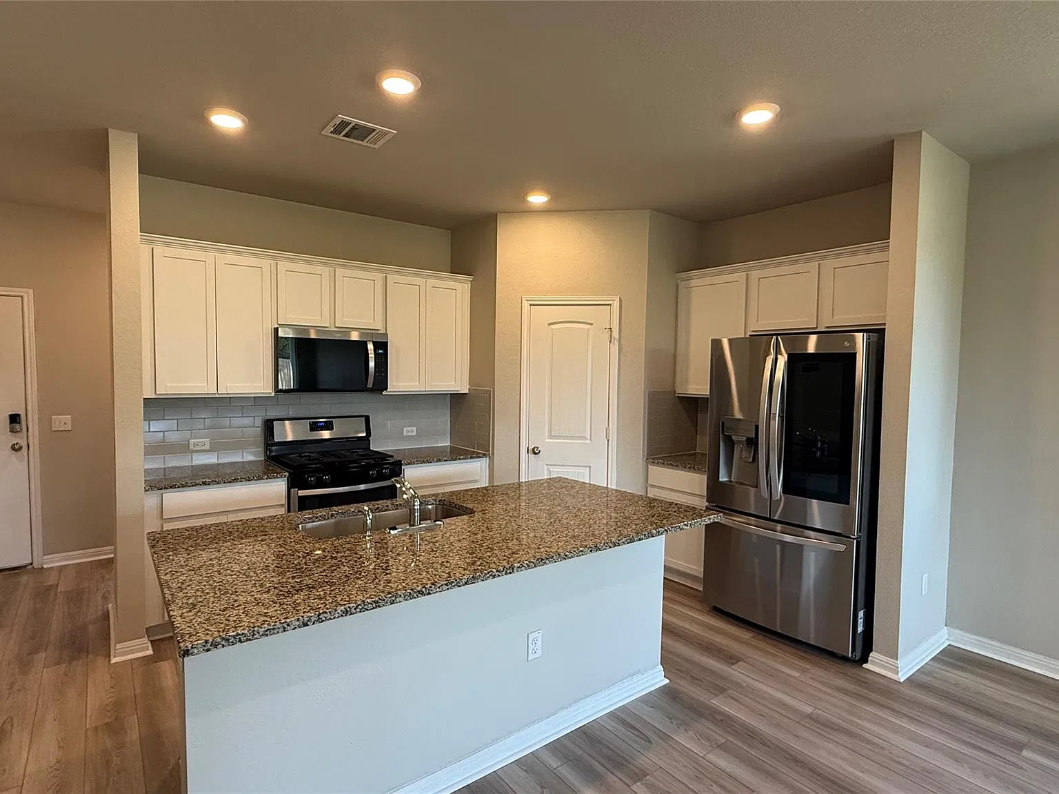 4 bed, 2.0 bath, 1619 sqft, $2,200 — Photo 3