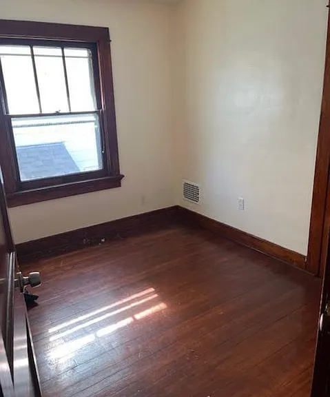 910 Bowen St — Photo 6