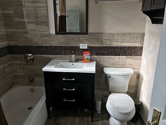 4th image of 1042 N Oakley Blvd