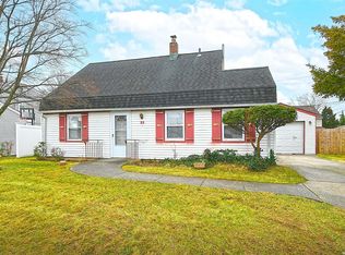 22 Harbor Ln, Levittown, NY