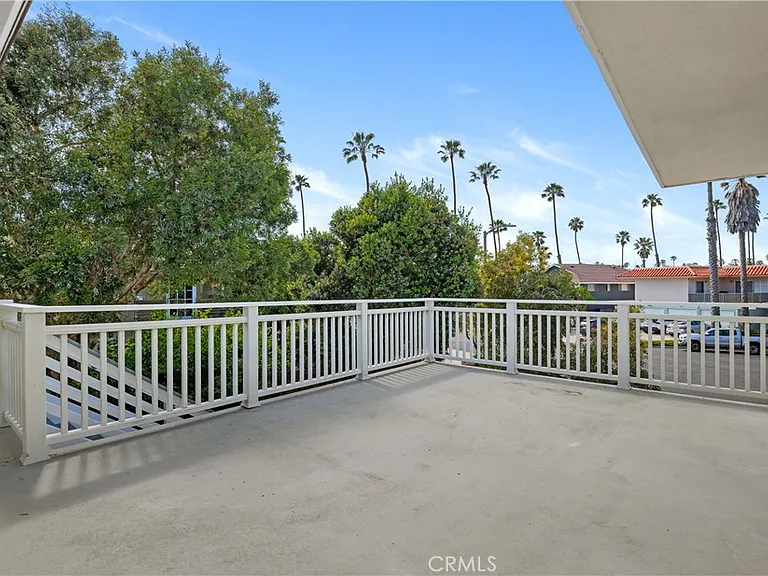 928 Seaside Ct — Photo 2
