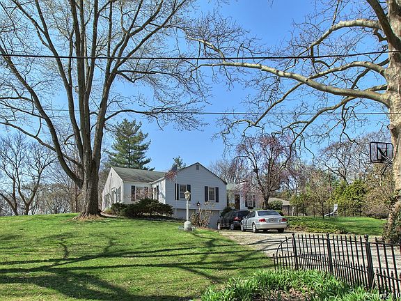 3rd image of 2730 Fairfax Dr