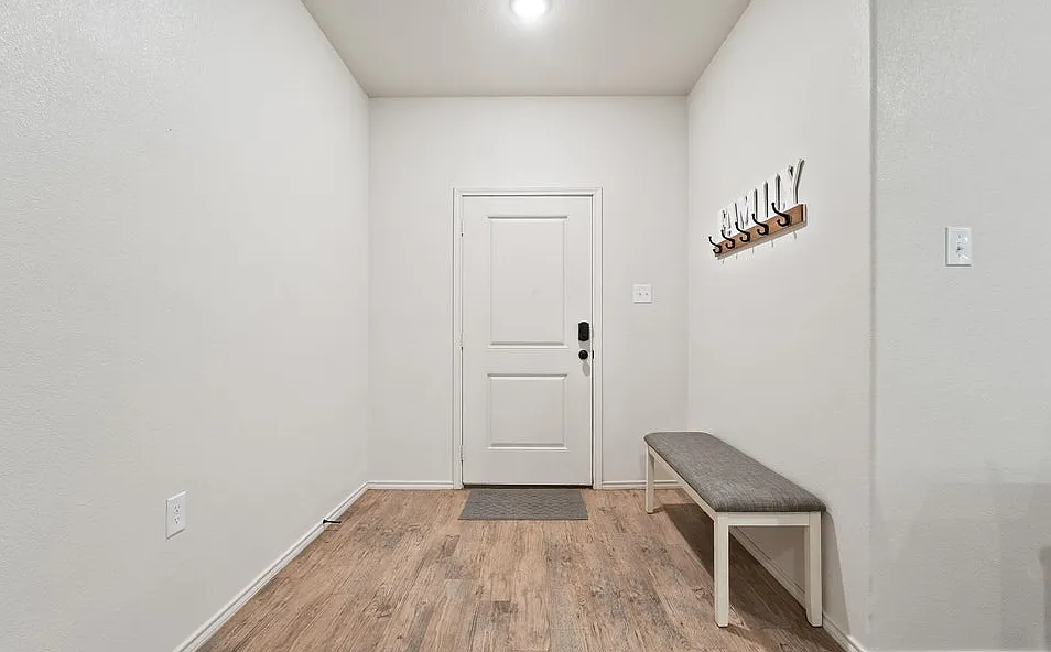 3 bed, 2.0 bath, 1278 sqft, $2,000 — Photo 3