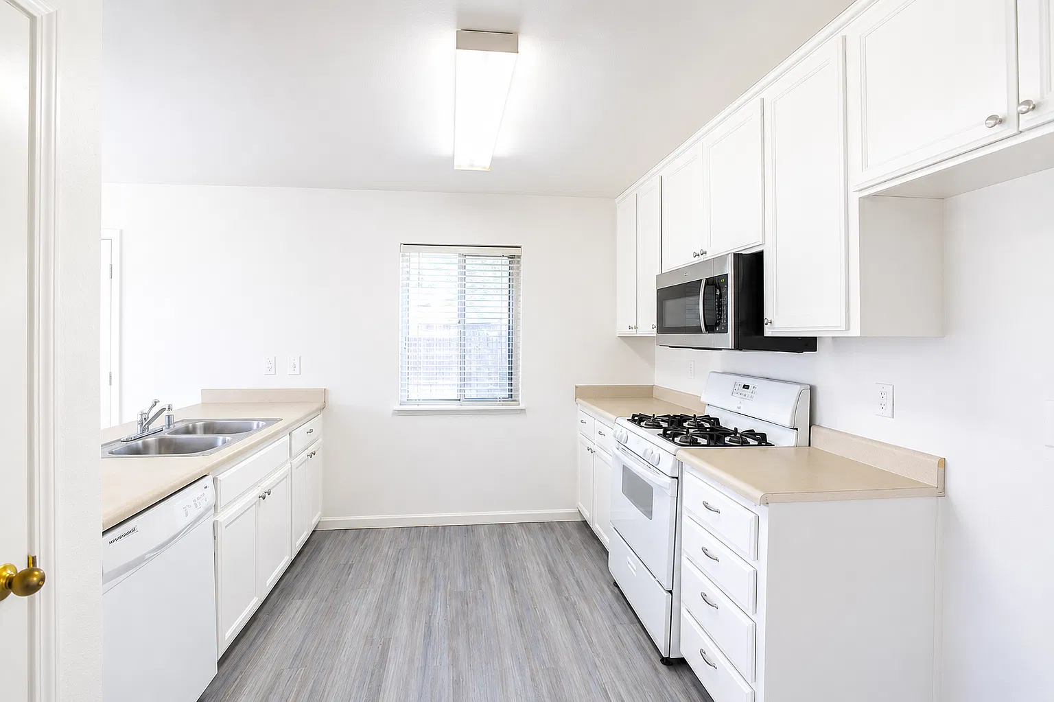 5 bed, 1476 sqft, $2,495 — Photo 2