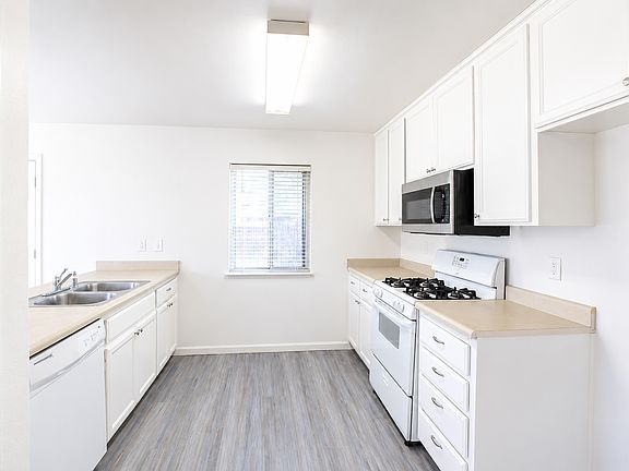 3rd image of 427 W El Monte Ct
