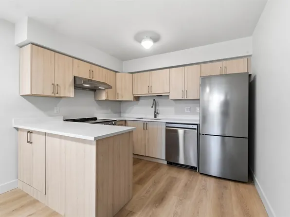 2928 Commercial Dr #305, Vancouver, BC V5N 4C9