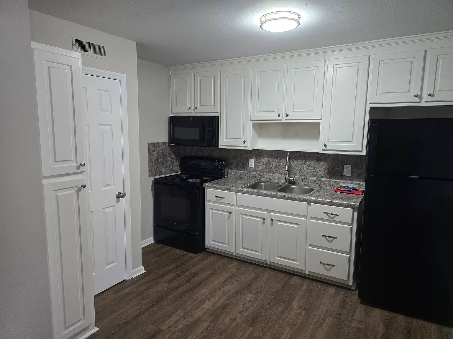 Colonial Heights Apartments — Photo 2