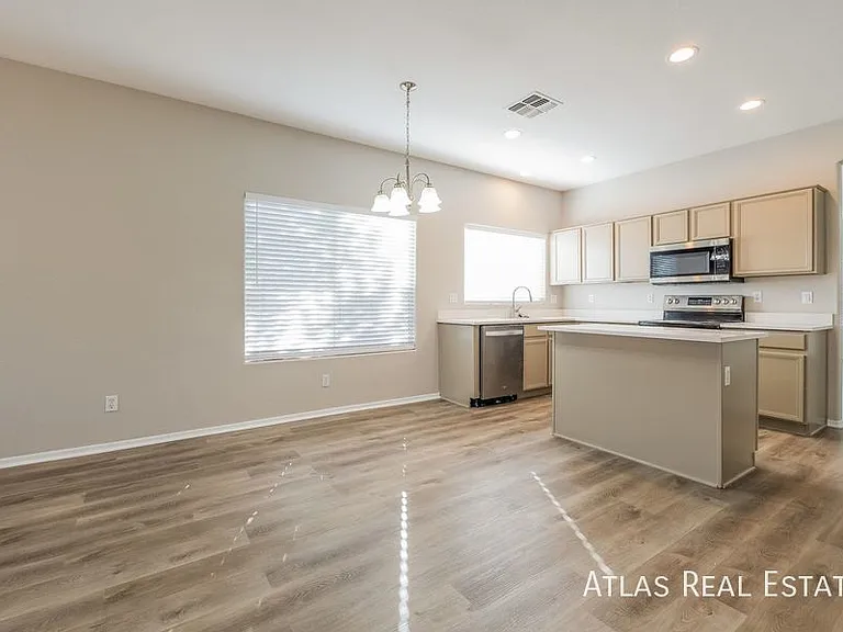 3810 E Waterman St — Photo 5